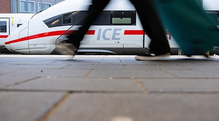 Das Zugpersonal begründete das Ende Fahrt damit, dass der ICE zu verdreckt sei, um weiterzufahren. (Symbolbild) / Foto: Guido Kirchner/dpa