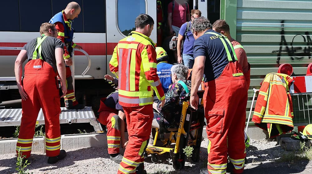 Ein ICE strandet an einem kleinen Bahnhof. Mehrere hundert Menschen sind betroffen. / Foto: Ralf Hettler/dpa
