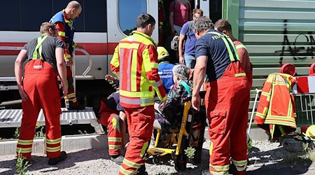 Ein ICE strandet an einem kleinen Bahnhof. Mehrere hundert Menschen sind betroffen. / Foto: Ralf Hettler/dpa