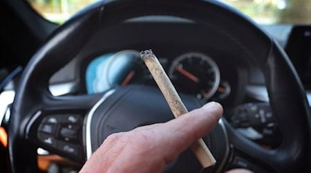 Cannabis am Steuer ist verboten. Nirgends wurden so viele Verstöße festgestellt wie in Bayern. (Ilustration) / Foto: Karl-Josef Hildenbrand/dpa