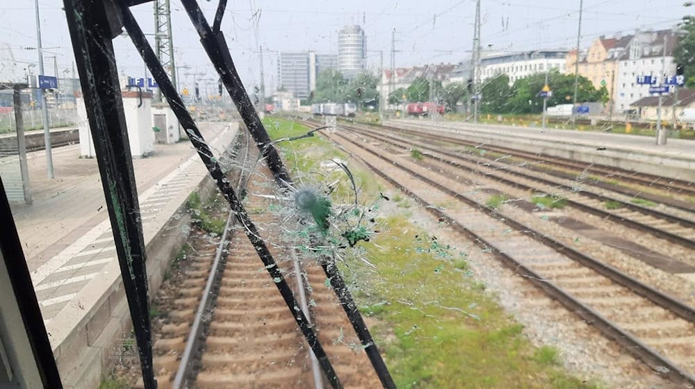 Eine Flasche beschädigte die Scheibe eines Railjet-Fernzuges.  / Foto: -/Bundespolizei/dpa