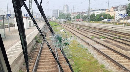 Eine Flasche beschädigte die Scheibe eines Railjet-Fernzuges.  / Foto: -/Bundespolizei/dpa