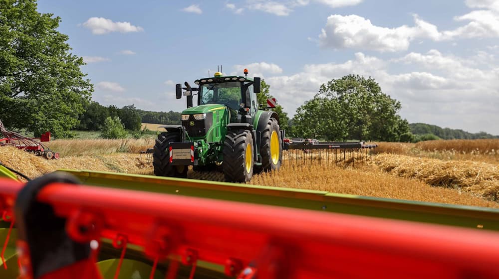 Eine junge Treckerfahrerin ist in Babenhausen im Allgäu mit ihrem Traktor samt Anhänger umgekippt und schwer verletzt worden. (Symbolbild) / Foto: Jan Woitas/dpa