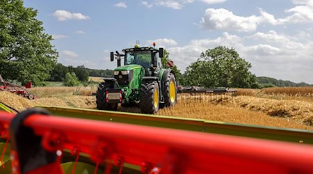 Eine junge Treckerfahrerin ist in Babenhausen im Allgäu mit ihrem Traktor samt Anhänger umgekippt und schwer verletzt worden. (Symbolbild) / Foto: Jan Woitas/dpa