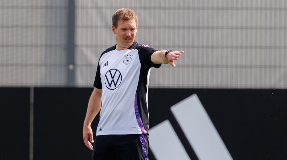 Julian Nagelsmann in Aktion beim Training in Herzogenaurach. / Foto: Daniel Karmann/dpa