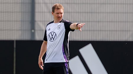 Julian Nagelsmann in Aktion beim Training in Herzogenaurach. / Foto: Daniel Karmann/dpa