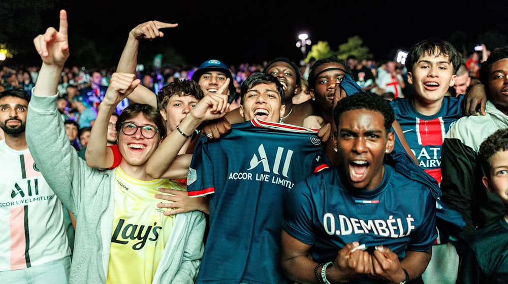 Nach Polizeiangaben verfolgten allein im Münchner Olympiapark in der Spitze etwa 23.000 Personen das Finale der Champions League.  / Foto: Matthias Balk/dpa