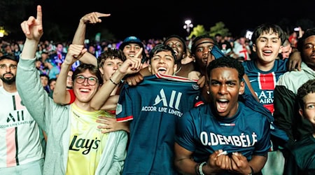 Nach Polizeiangaben verfolgten allein im Münchner Olympiapark in der Spitze etwa 23.000 Personen das Finale der Champions League.  / Foto: Matthias Balk/dpa