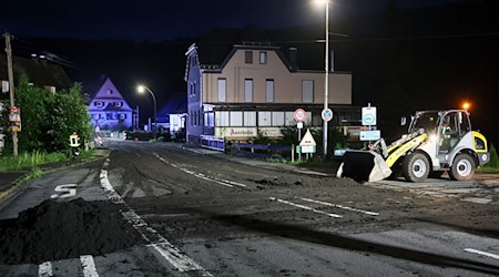 Schon in der Nacht begannen die Einsatzkräfte mit den Reinigungsarbeiten.  / Foto: Ralf Hettler/dpa