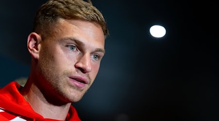 Joshua Kimmich äußert sich vor dem Auftaktspiel gegen Auckland in Cincinnati auch zu Transferaufgaben des FC Bayern. / Foto: Sven Hoppe/dpa