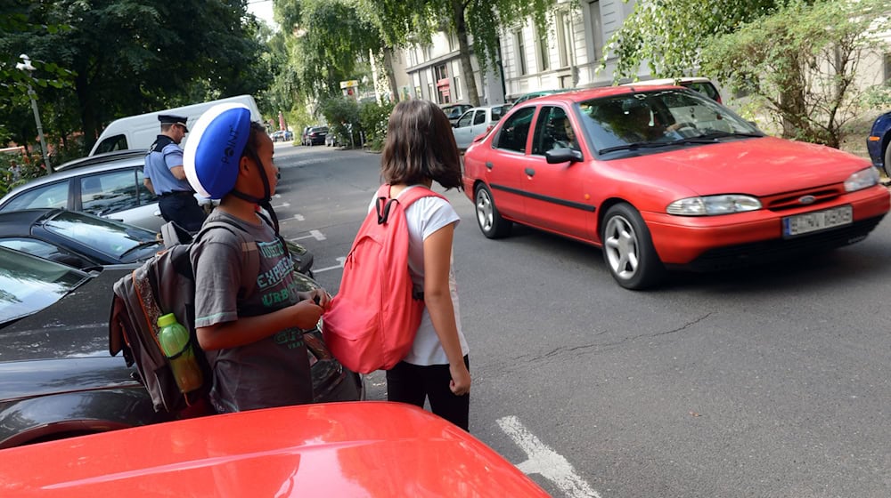 Nicht nur der tägliche Schulweg birgt viele Gefahren für Kinder - auch im Auto kann es gefährlich werden, etwa wenn die Kinder falsch angeschnallt werden. (Illustration) / Foto: picture alliance / ZB