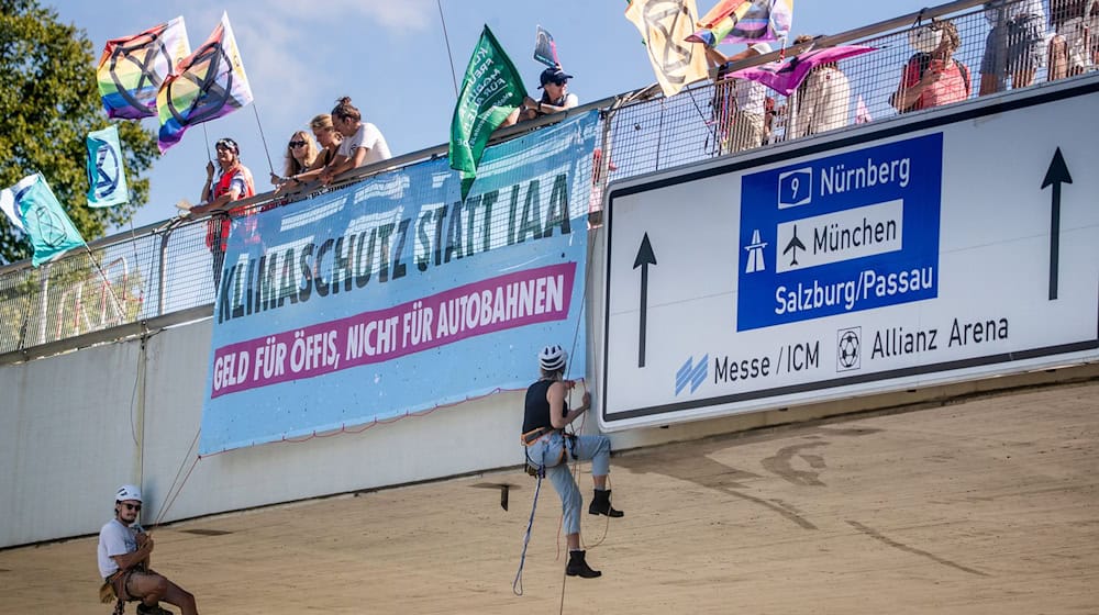 Wegen ihrer Abseilaktion standen Klimaaktivisten vor dem Amtsgericht Freising. (Archivbild) / Foto: Christoph Schmidt/dpa