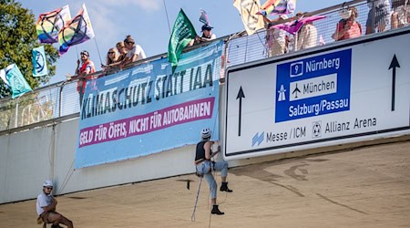 Wegen ihrer Abseilaktion standen Klimaaktivisten vor dem Amtsgericht Freising. (Archivbild) / Foto: Christoph Schmidt/dpa