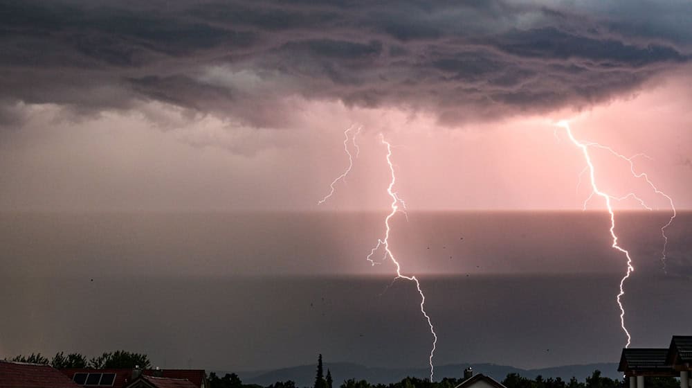 Hunderte Blitze gingen am Mittwoch über Bayern nieder, so wie hier bei Straubing.  / Foto: Armin Weigel/dpa