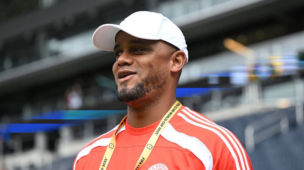 Bayern-Trainer Vincent Kompany betritt das Stadion in Cincinnati. / Foto: Sven Hoppe/dpa