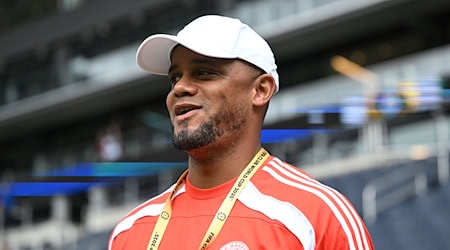 Bayern-Trainer Vincent Kompany betritt das Stadion in Cincinnati. / Foto: Sven Hoppe/dpa