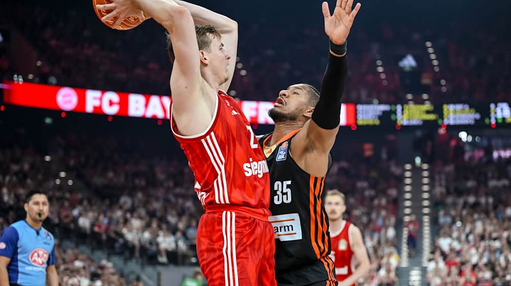 Der FC Bayern München um Justus Hollatz (l) und Ratiopharm Ulm mit Karim Jallow lieferten sich eine packende dritte Final-Partie. / Foto: Harry Langer/dpa