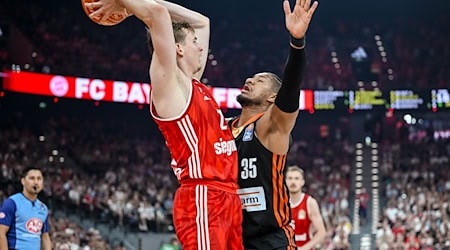 Der FC Bayern München um Justus Hollatz (l) und Ratiopharm Ulm mit Karim Jallow lieferten sich eine packende dritte Final-Partie. / Foto: Harry Langer/dpa
