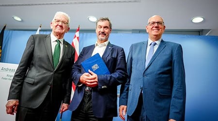 Drei Länder für die Raumfahrt: Deutschland soll mehr Geld geben. Dafür machen sich Winfried Kretschmann (l-r), Markus Söder und Andreas Bovenschulte stark. / Foto: Kay Nietfeld/dpa