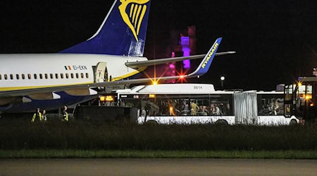 Acht Menschen zogen sich während der Turbulenzen in dem Flugzeug auf dem Weg nach Mailand Verletzungen zu. / Foto: Jason Tschepljakow/dpa
