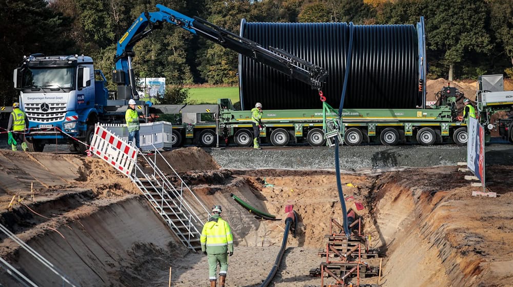 Eine Baustelle der geplanten Erdkabel-Stromtrasse Südlink in Norddeutschland im vergangenen Herbst. Die Leitung hätte eigentlich als herkömmliche Freileitung bereits 2022 in Betrieb gehen sollen. (Archiv) / Foto: Focke Strangmann/dpa
