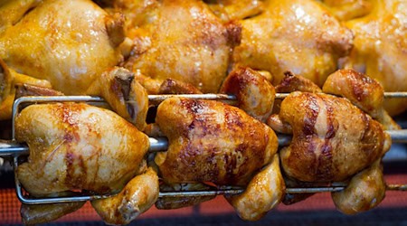 Ein Wachdienst erwischt den jungen Mann mit einem Grillhähnchen-Spieß. (Symbolbild) / Foto: Stefan Sauer/dpa-Zentralbild/dpa