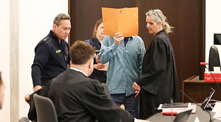 Ein 51 Jahre alter Mann steht in Nürnberg vor Gericht, weil er seine Ehefrau erdrosselt und ihre Leiche anschließend im Wald vergraben haben soll. / Foto: Daniel Löb/dpa