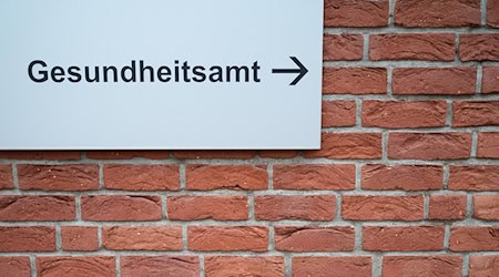 Das zuständige Gesundheitsamt rät allen Bürgerinnen und Bürgern, den eigenen Masern-Impfschutz zu überprüfen. (Symbolbild) / Foto: Philipp Schulze/dpa