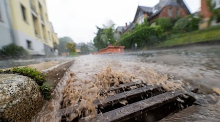 Auch zum Wochenstart werden laut DWD Unwetter und Regen in Bayern erwartet. (Symbolbild) / Foto: Pia Bayer/dpa