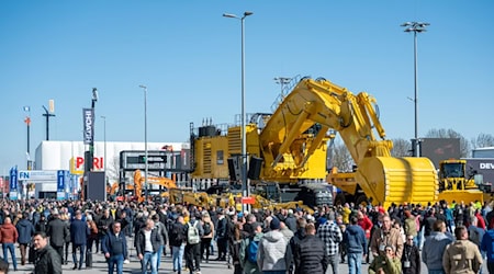 Ein gigantischer Bagger im Frühjahr auf der Baumaschinenmesse Bauma. Die Münchner Messe will vor allem im Ausland größer werden. (Archivbild)  / Foto: Leonie Asendorpf/dpa