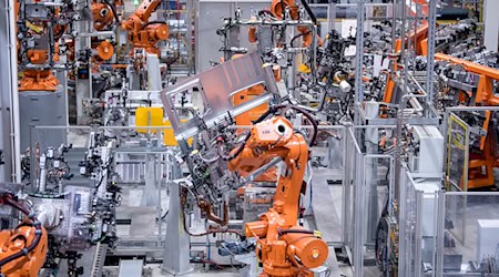 Roboter in einer Werkshalle von MAN Truck & Bus. Die bayerische Metall- und Elektroindustrie hat magere Jahre hinter sich. (Archivbild) / Foto: Sven Hoppe/dpa