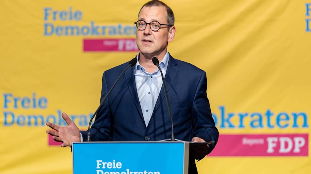 Der neue Landesvorsitzende der bayerischen FDP, Michael Ruoff bei seiner Bewerbungsrede. / Foto: Daniel Karmann/dpa