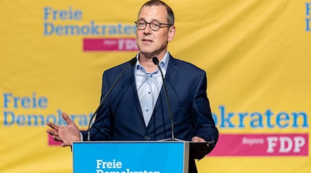 Der neue Landesvorsitzende der bayerischen FDP, Michael Ruoff bei seiner Bewerbungsrede. / Foto: Daniel Karmann/dpa