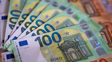Bargeld wird nach Einschätzung der Bundesbank vermehrt gehortet und nicht mehr ausgegeben. (Symbolbild) / Foto: Monika Skolimowska/dpa