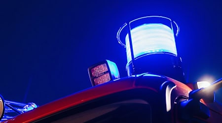 Rund 180 Kräfte von Feuerwehr, Rettungsdienst, Technischem Hilfswerk und Polizei waren im Einsatz, um den Brand in Pressig zu löschen. (Archivbild) / Foto: Philipp von Ditfurth/dpa