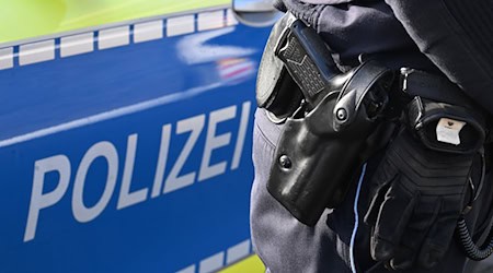 Der 19-Jährige soll die Polizisten mit einer abgebrochenen Glasflasche bedroht haben. (Symbolbild) / Foto: Bernd Weißbrod/dpa