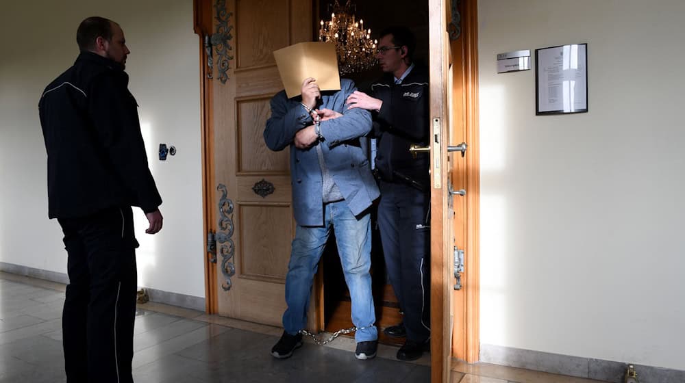 Weil er drei Menschen getötet hat, wurde der Mann zu lebenslanger Haft verurteilt. (Archivbild)  / Foto: Stefan Puchner/dpa