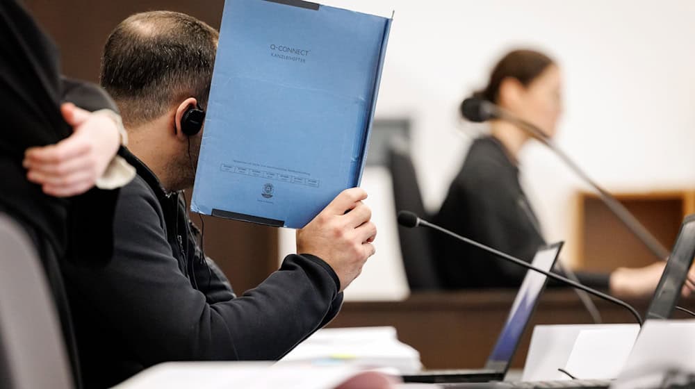 Der Mann will die lebenslange Haft für den Mordversuch an seiner Frau nicht akzeptieren. (Archivbild) / Foto: Daniel Karmann/dpa