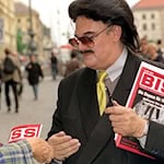 Modezar Rudolph Moshammer hatte einst selbst die Straßenzeitung «Biss» verkauft. Nun kommt der «Biss»-Initiative zum Teil das Vermögen von Moshammers Obdachlosen-Hilfsverein zu Gute. (Archivbild) / Foto: Frank Leonhardt/dpa