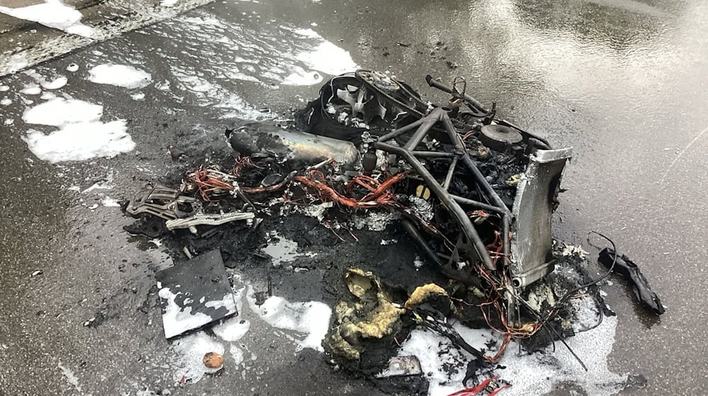 Nur noch ein Trümmerhaufen: Wrackteile eines ausgebrannten Motorrads auf der A95 / Foto: -/Feuerwehr München/dpa