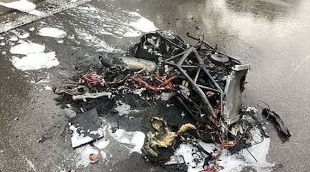 Nur noch ein Trümmerhaufen: Wrackteile eines ausgebrannten Motorrads auf der A95 / Foto: -/Feuerwehr München/dpa