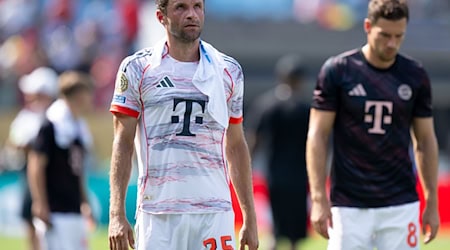 Weiter geht's: Thomas Müller nach dem Spiel mit einem kühlenden Handtuch im Nacken. / Foto: Sven Hoppe/dpa