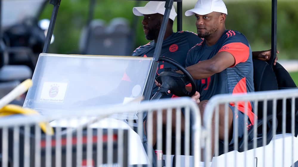 Vincent Kompany kommt im Golfcart zum Training. / Foto: Sven Hoppe/dpa