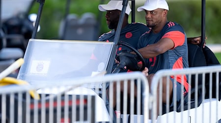 Vincent Kompany kommt im Golfcart zum Training. / Foto: Sven Hoppe/dpa