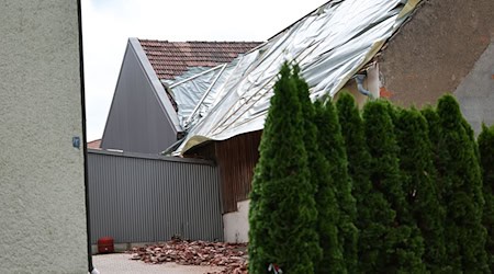 Zahlreiche Dachziegel sind durch einen Sturm in Hahnbach am Samstag von einem Dach geweht worden.  / Foto: Daniel Löb/dpa