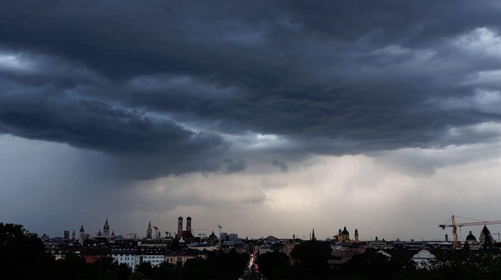 Auf viel Regen müssen sich Menschen im Land weiterhin einstellen. / Foto: Matthias Balk/dpa