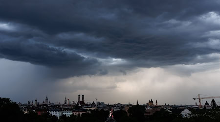 Auf viel Regen müssen sich Menschen im Land weiterhin einstellen. / Foto: Matthias Balk/dpa