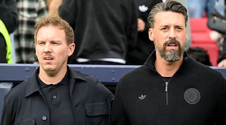 Vorm 0:2 gegen Frankreich singen Bundestrainer Julian Nagelsmann (l) und sein Assistent Sandro Wagner letztmals zusammen am Spielfeldrand die Nationalhymne. / Foto: Federico Gambarini/dpa