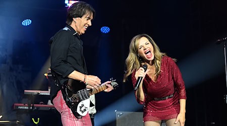 Harmonierten gut miteinander: Roxette-Urgestein Per Gessle und Neuzugang Lena Philipsson. / Foto: Felix Hörhager/dpa