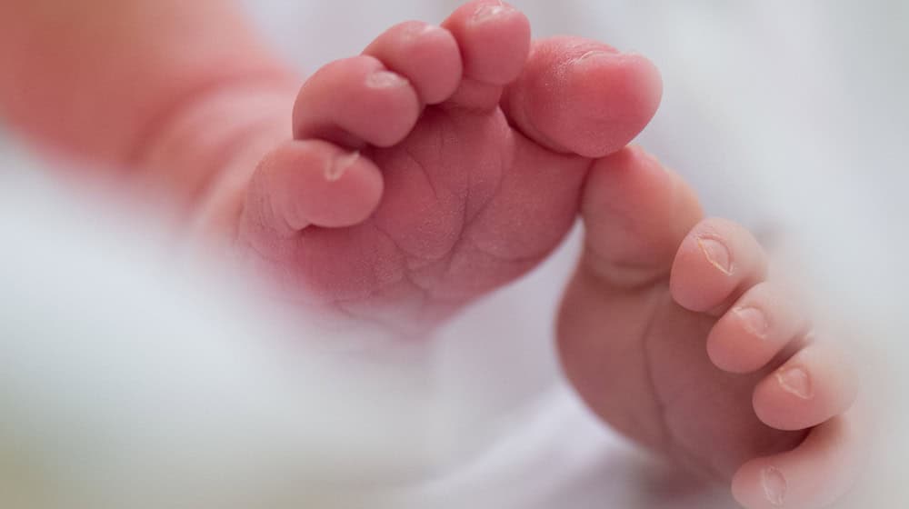 Weniger Mini-Füße in Bayern: Die Zahl der Geburten ist zurückgegangen (Symbolbild). / Foto: Arno Burgi/dpa-Zentralbild/dpa